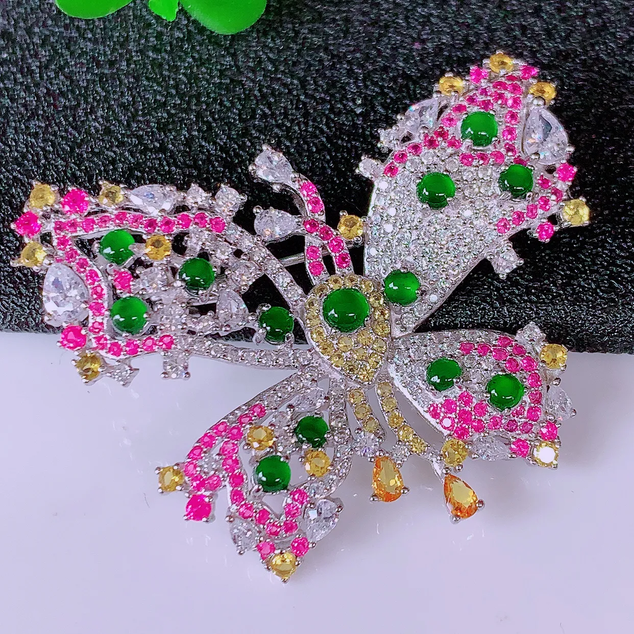 冰透满绿翡翠925银镶嵌蝴蝶胸针，自然光实拍，翠色灵动，颜色漂亮，种老水足，品相佳，佩戴佳品！#98.12整体39*28.5*6.5裸石2*2