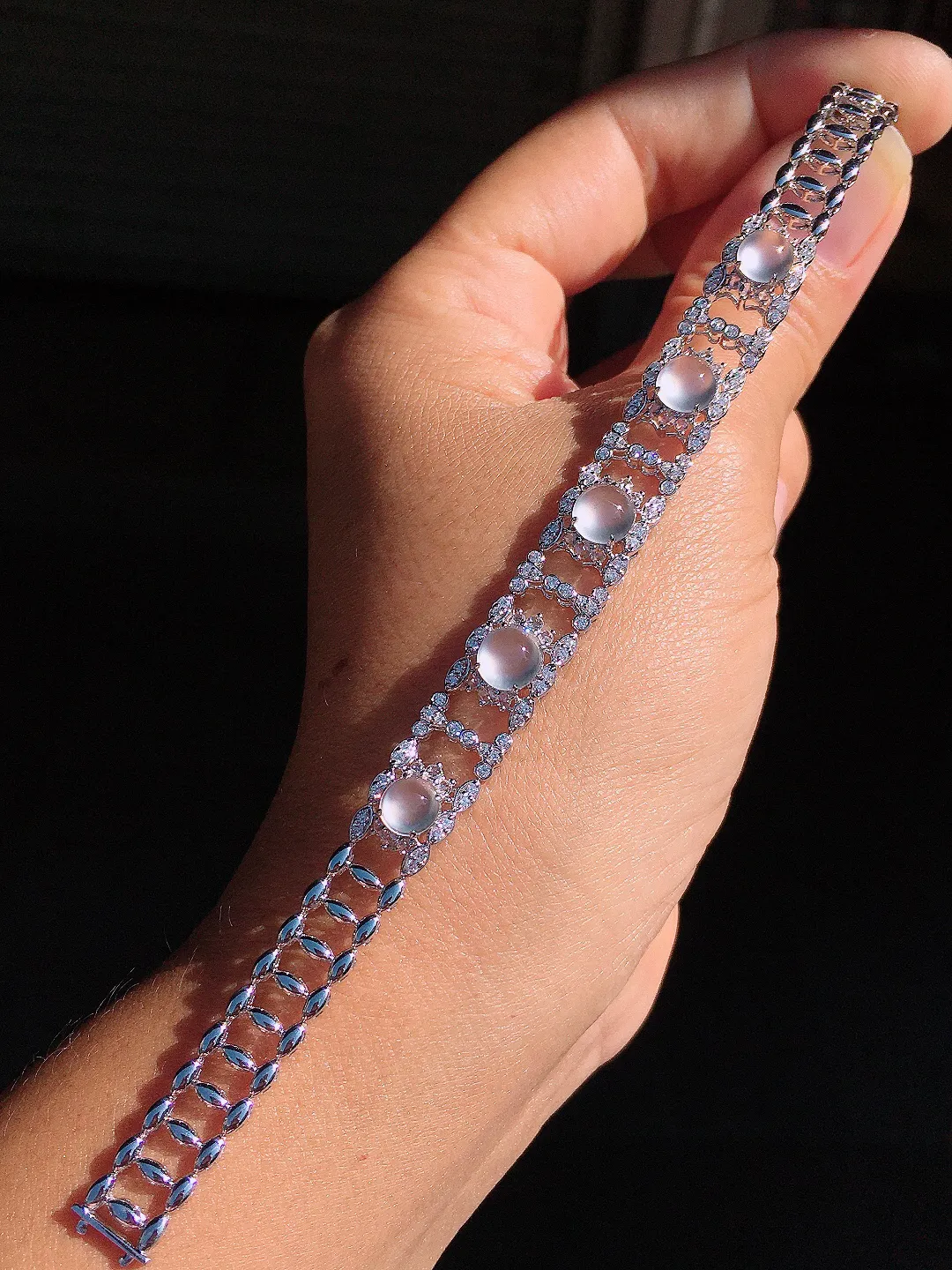 玻璃种蛋面手链，玉质细腻，荧光感超
强，饱满圆润，尽显优雅气质，18k
金豪华镶嵌