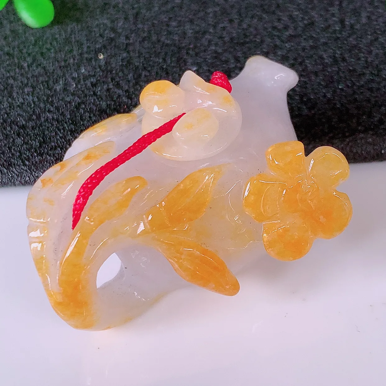 自然光实拍，水润黄翡双彩翡翠茶壶，翠色灵动，玉质细腻，颜色漂亮，品相佳，佩戴佳品！#01.12