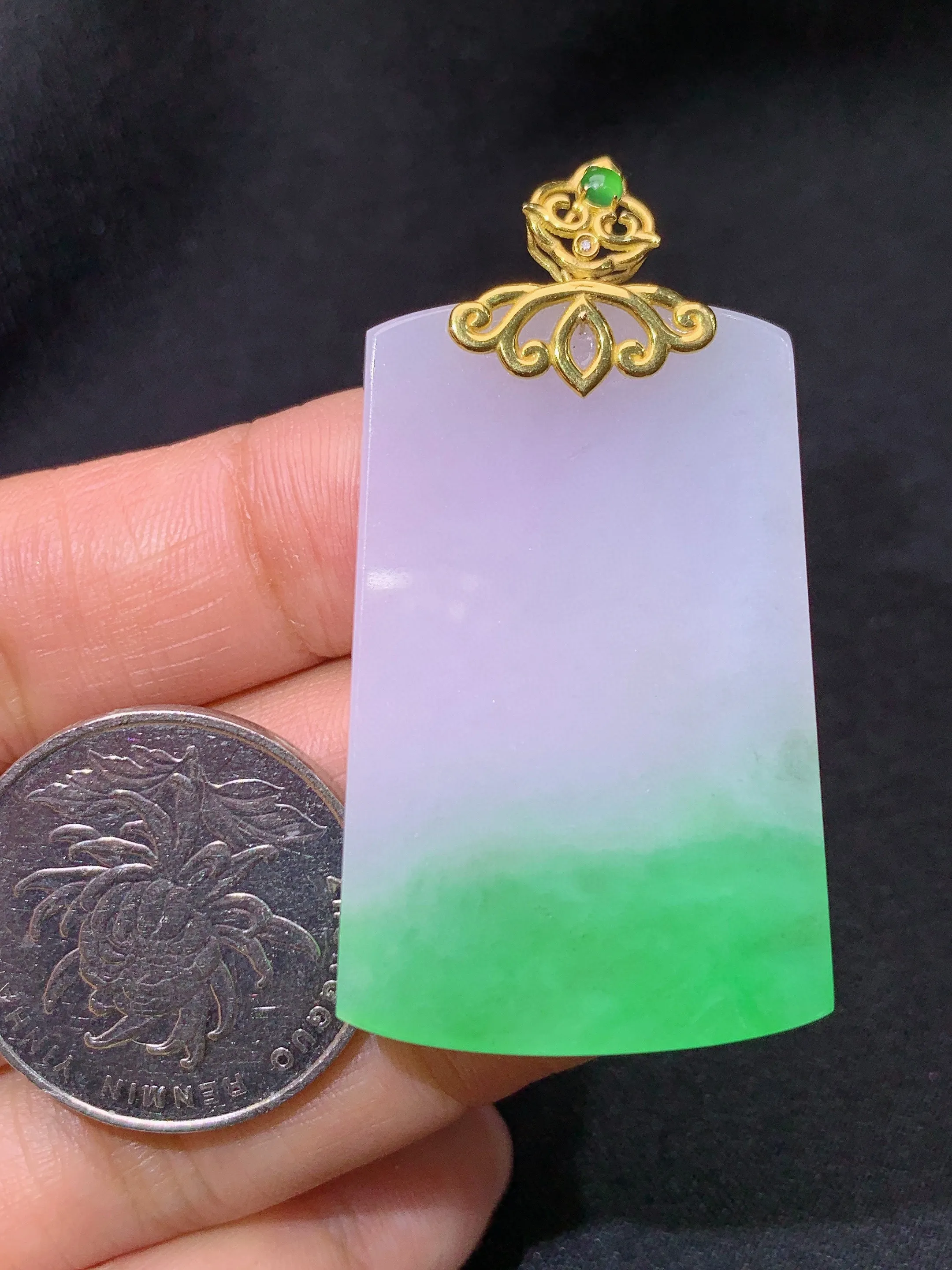 冰飘绿无事牌吊坠，18k金镶嵌，冰润色阳，玉质细腻，种水足，整体尺寸49.4*26.6*3.6