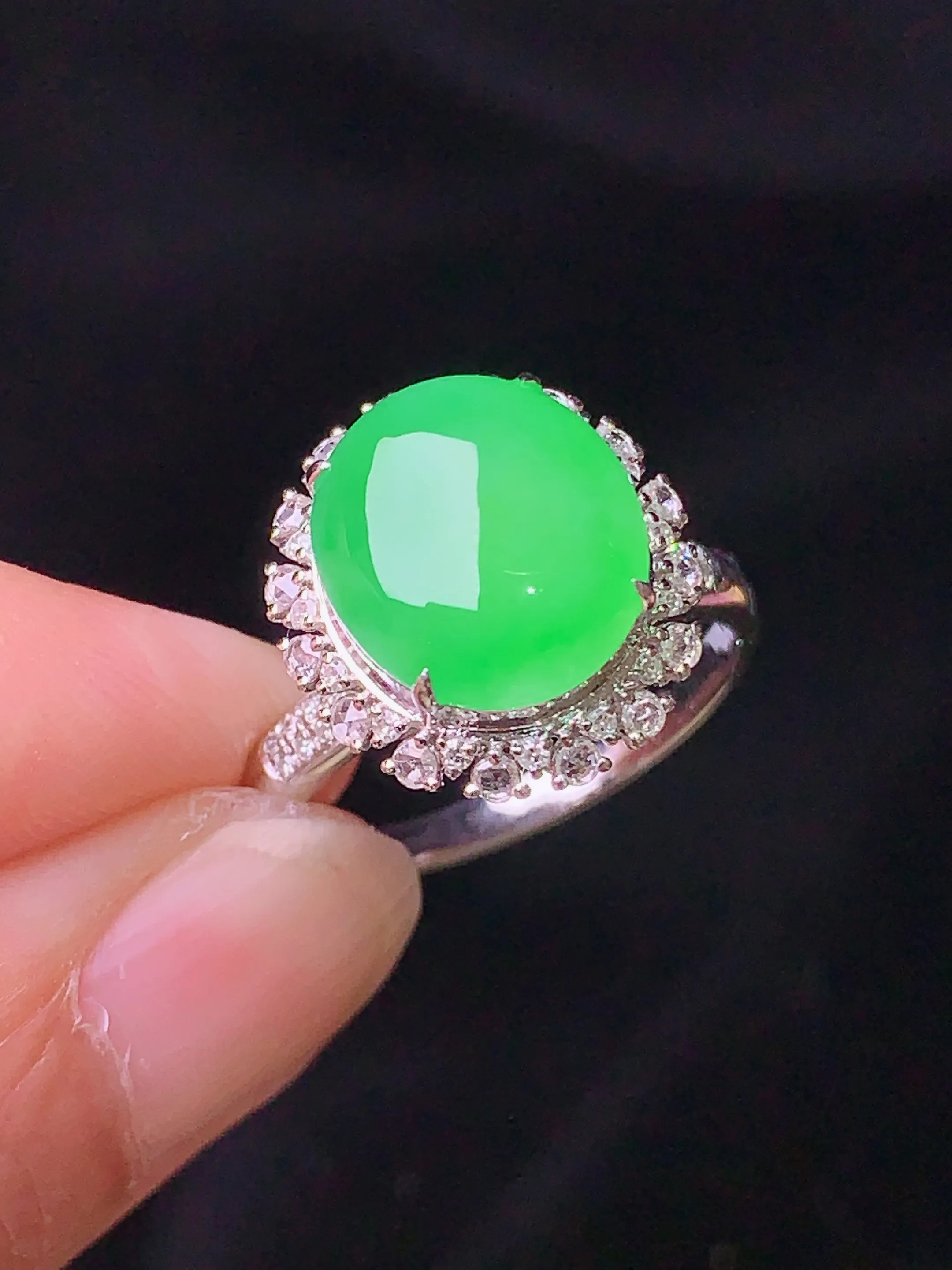 18k金钻镶嵌满绿蛋面戒指 玉质细腻 色泽清新艳丽 圈口14 整体尺寸14.8*13.5*10.8