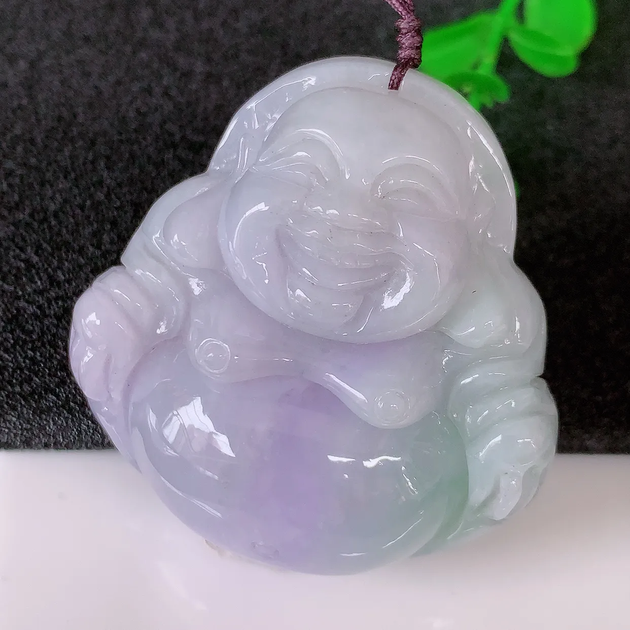 自然光实拍，大件春带彩翡翠佛公吊坠，饱满， 佛公亦保平安，寓意有福（佛公）相伴，品相佳，配戴优雅迷人
