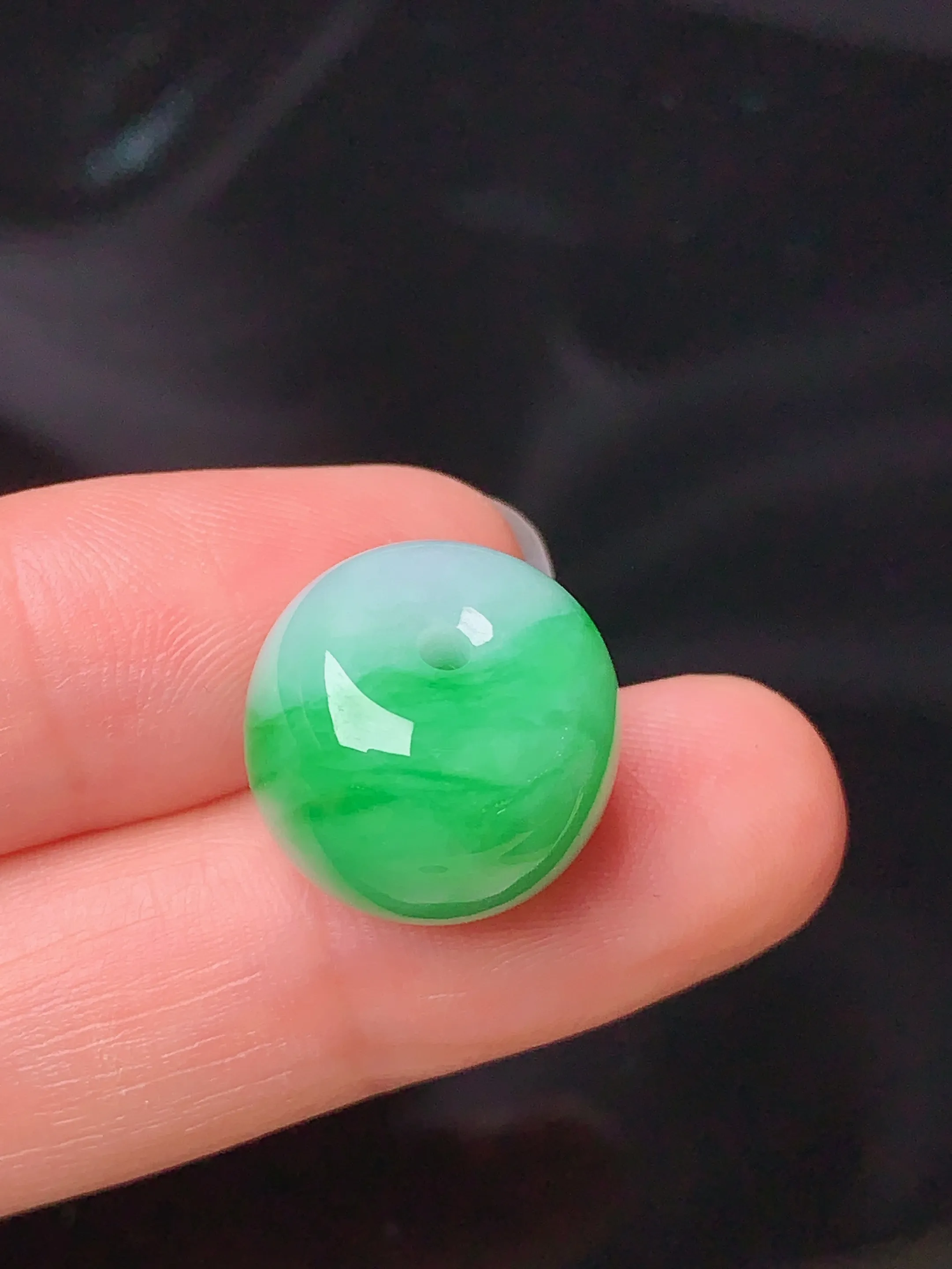 翠绿路路通吊坠 玉质细腻 色泽清新艳丽 整体尺寸15.2*15.2*11.8