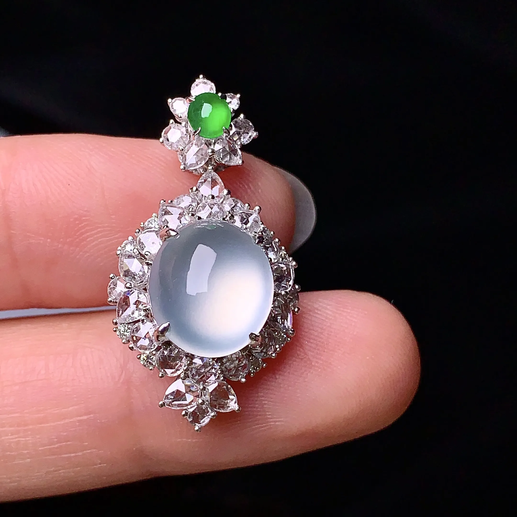 18k金钻镶嵌冰种蛋面吊坠 玉质细腻 色泽清新艳丽 整体尺寸28.2*15.2*10.3