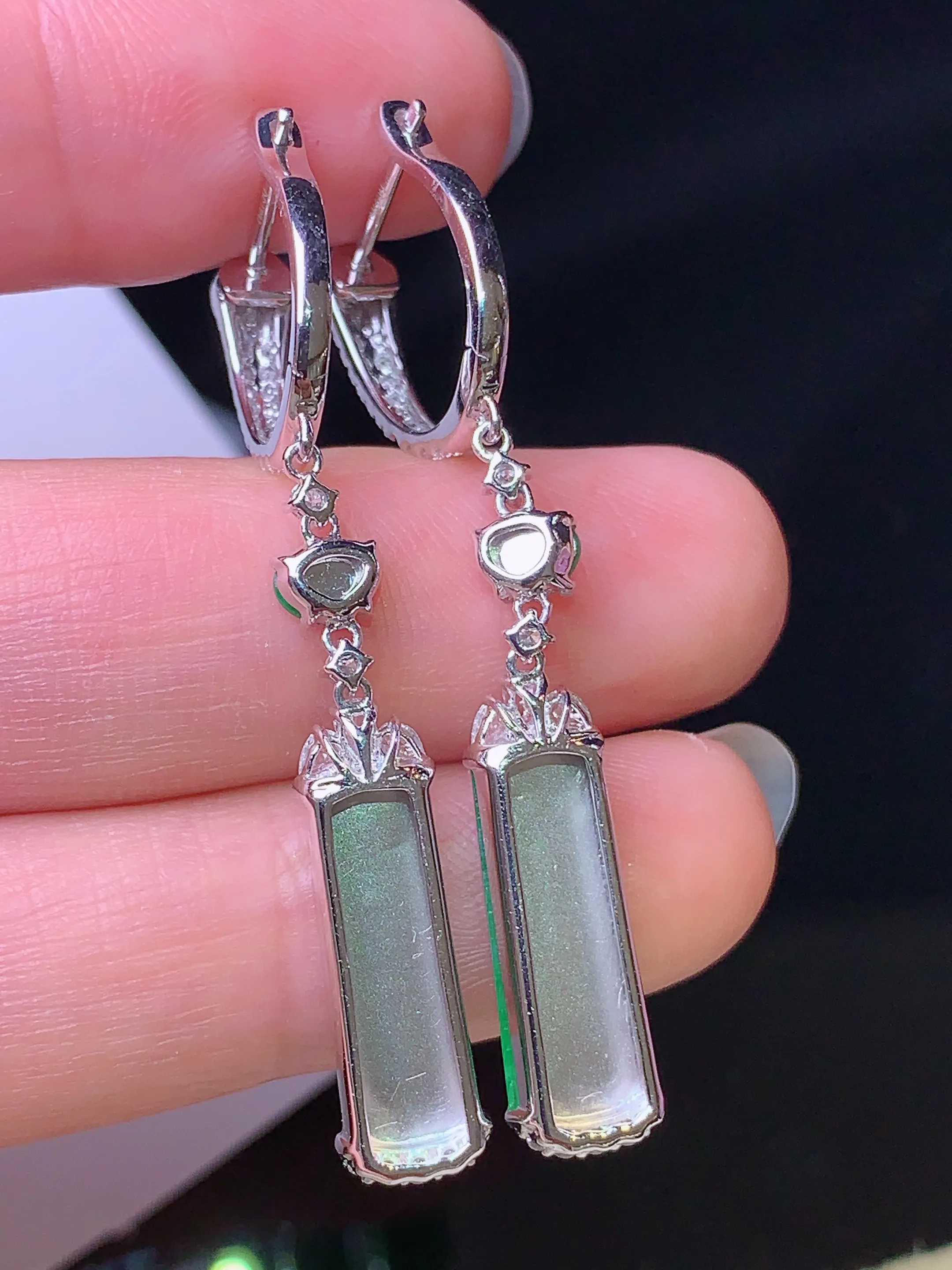 18k金钻镶嵌满绿无事牌耳坠 玉质细腻 色泽清新艳丽 整体尺寸46.6*6.8*4