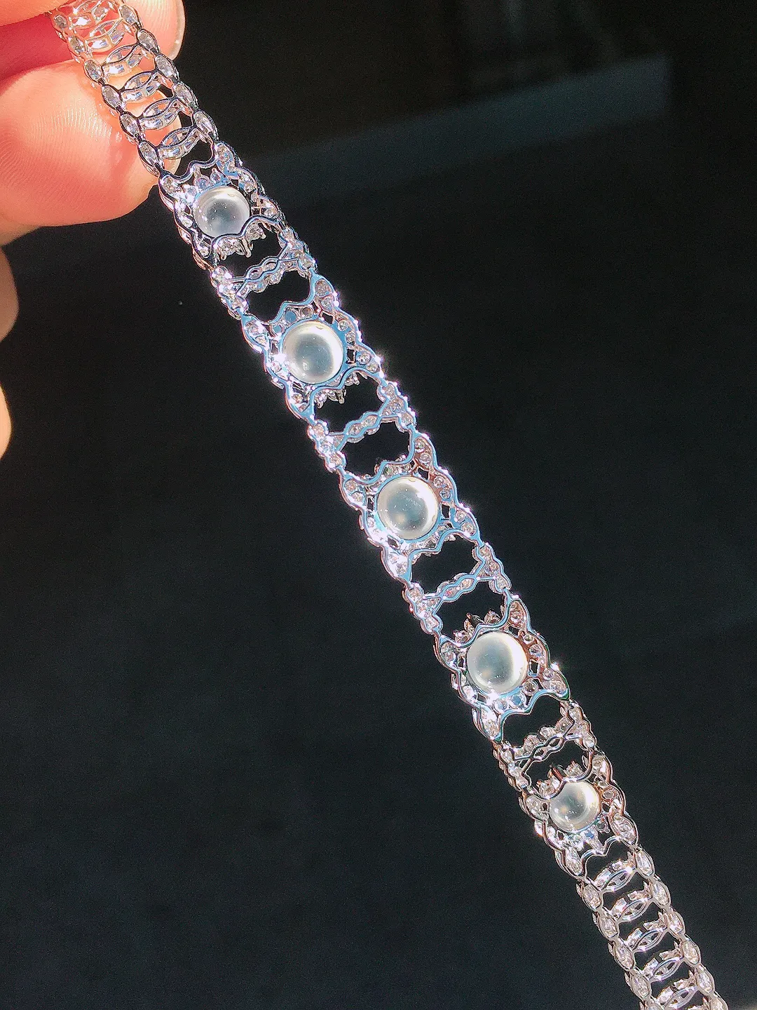 玻璃种蛋面手链，玉质细腻，荧光感超
强，饱满圆润，尽显优雅气质，18k
金豪华镶嵌