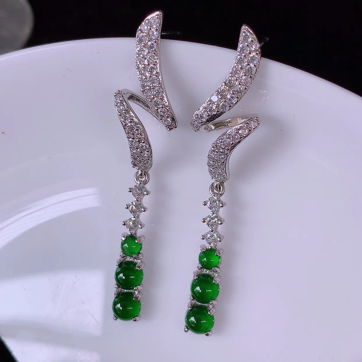 冰透满绿翡翠925银镶嵌耳坠，自然光实拍，翠色灵动，颜色漂亮，种老水足，品相佳，佩戴佳品！#98.12整体43.5-4*12裸石4-4