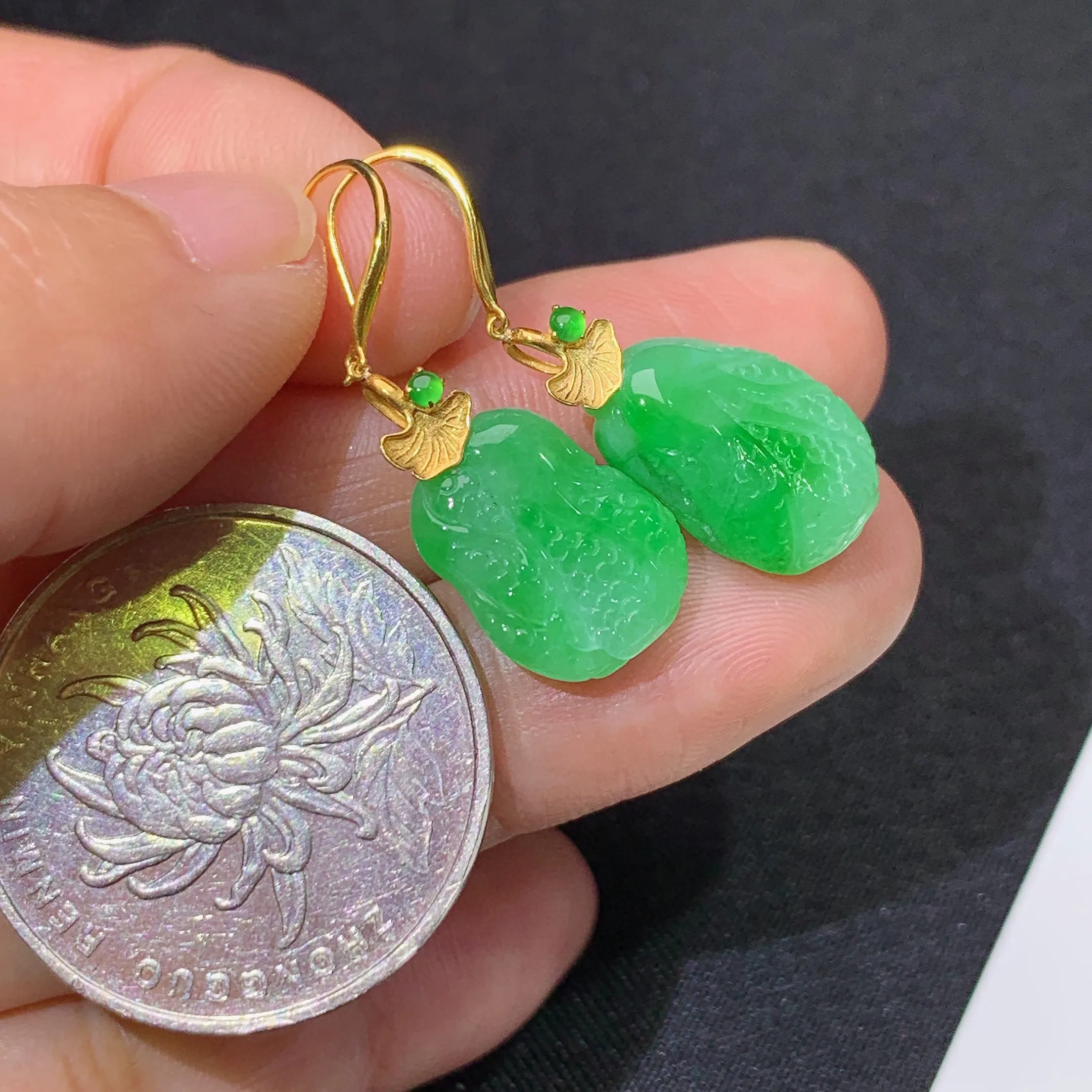 冰飘绿白菜耳坠，18k金镶嵌，简约时尚，冰润色阳，种水足 裸石尺寸13.4*9.9*4