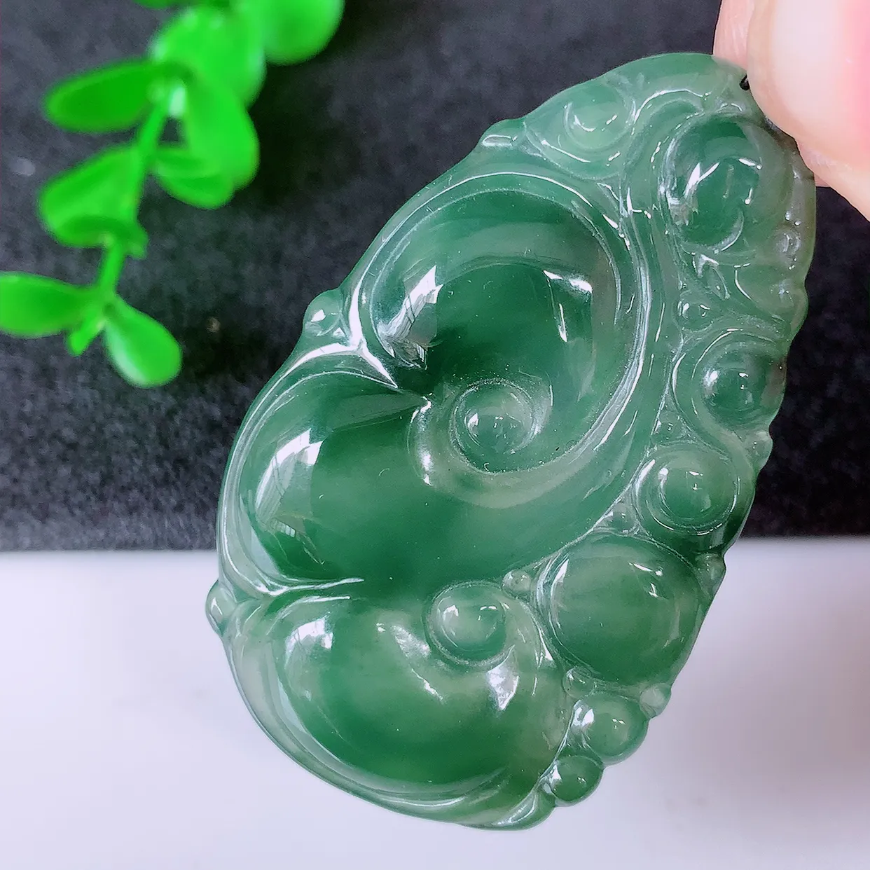 自然光实拍，冰种飘花翡翠如意吊坠，冰透，翠色灵动，饱满，万事如意，如意一生，配戴精美！#01.12