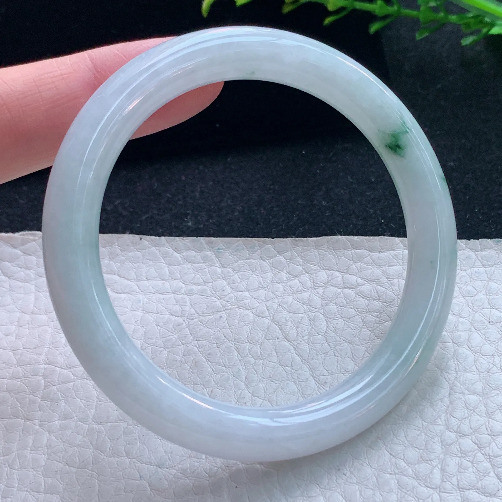 z自然光55*8.6美人镯 天然缅甸翡翠飘花圆条玉手镯 珠宝叮当镯