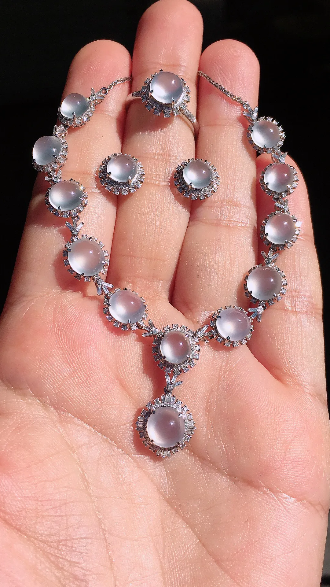 玻璃种蛋面三件套（晚装项链+耳钉+戒指），玉质细腻，荧光感超
强，饱满圆润，尽显优雅气质，18k
金