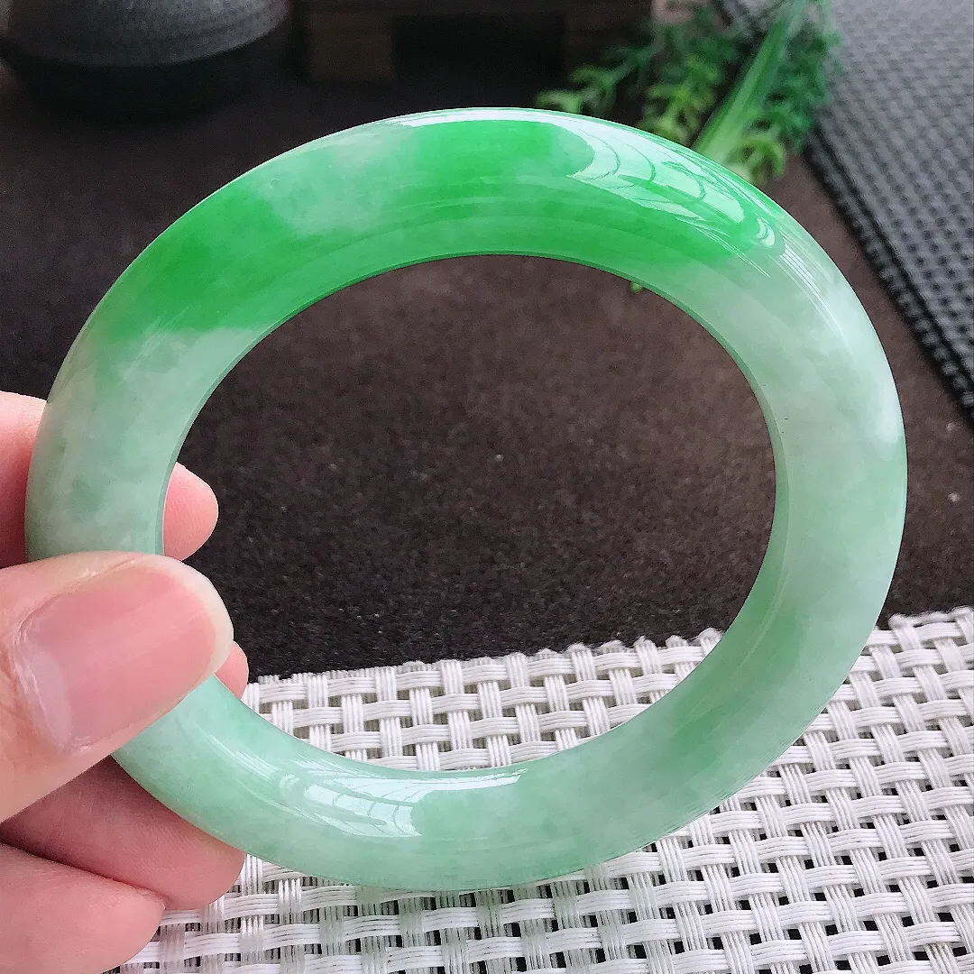 天然a货翡翠59/11.9/12.2老坑精美飘阳绿圆条手镯翡翠玉手镯