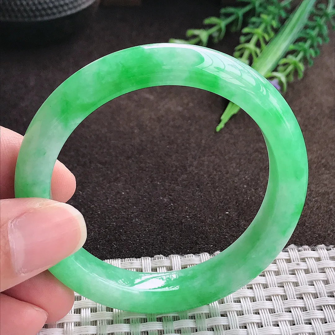 天然a货翡翠53/10.2/8.5老坑精美辣阳绿手镯宽边翡翠玉手镯