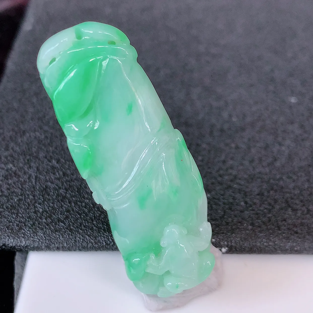 自然光实拍，冰润飘绿翡翠竹节吊坠。竹节寓意“节节高，官运亨通，前程似锦，水润莹泽，清秀高雅，佩戴精美！#57.12