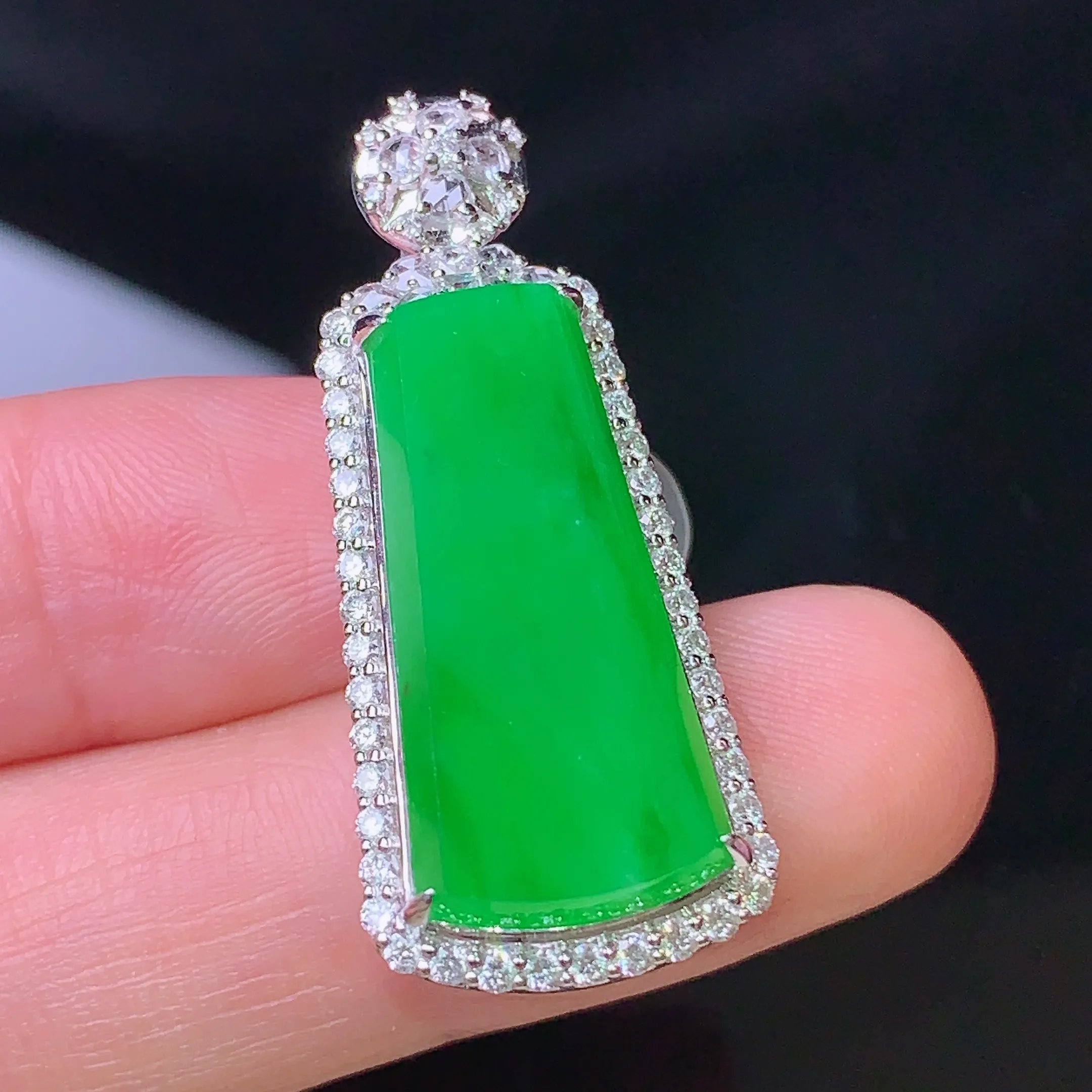 18k金钻镶嵌满绿无事牌吊坠 玉质细腻 色泽清新艳丽 整体尺寸35.2*14.8*9