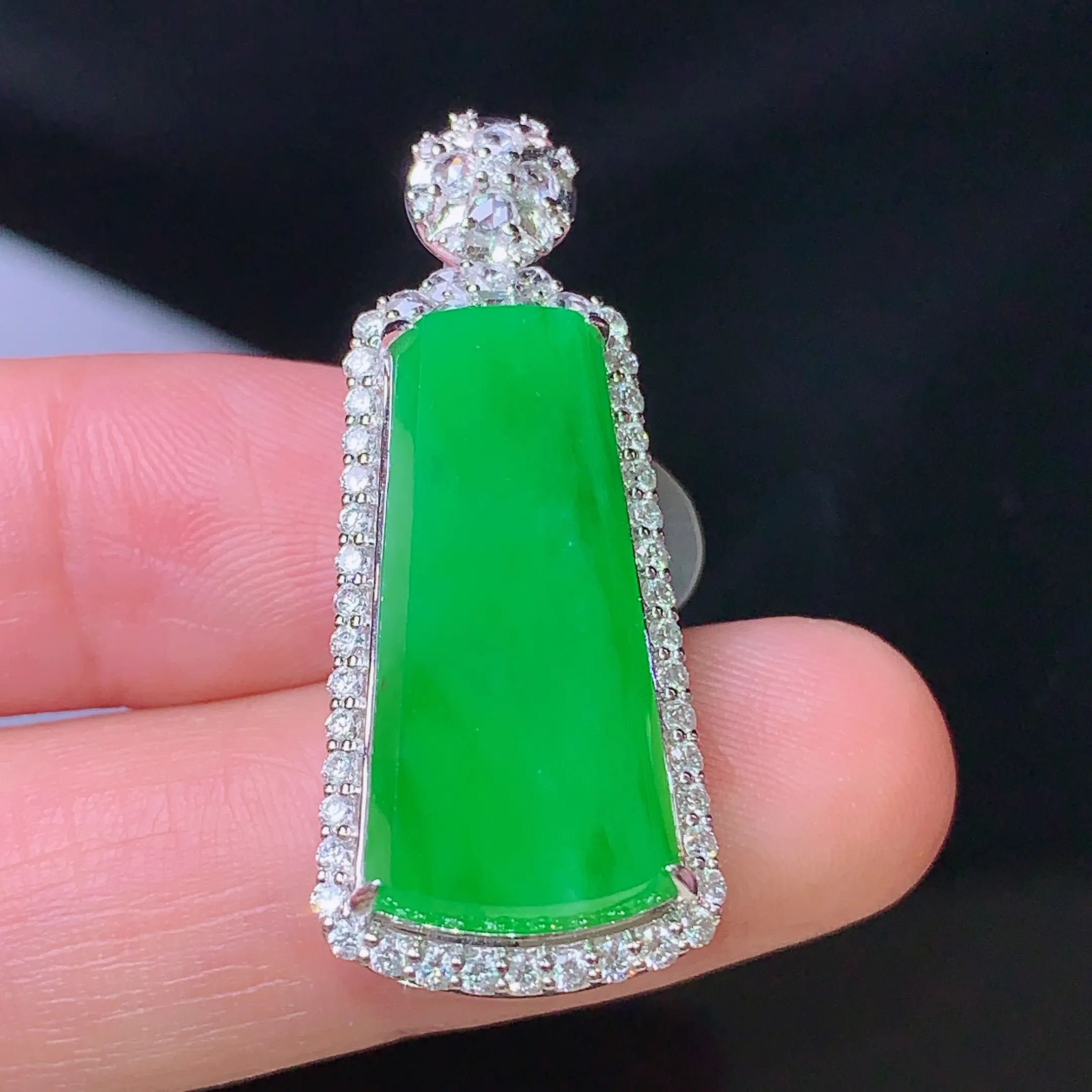 18k金钻镶嵌满绿无事牌吊坠 玉质细腻 色泽清新艳丽 整体尺寸35.2*14.8*9