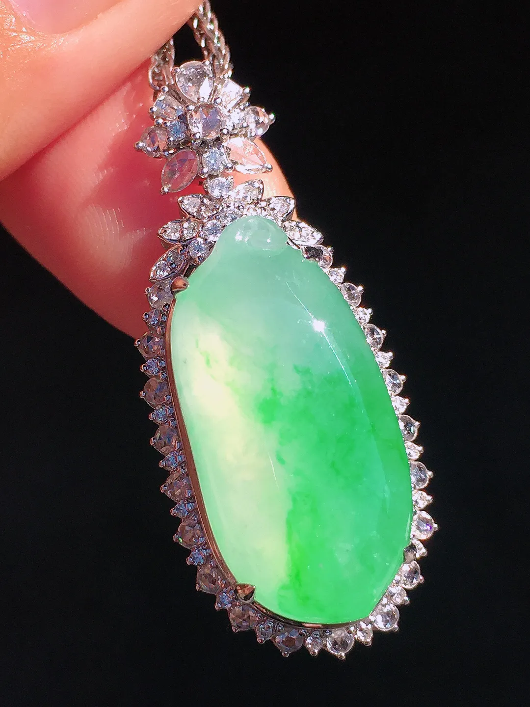 飘绿福瓜吊坠，色泽艳丽，玉质细腻，荧光感超
强，饱满圆润，尽显优雅气质，18k
金豪华镶嵌