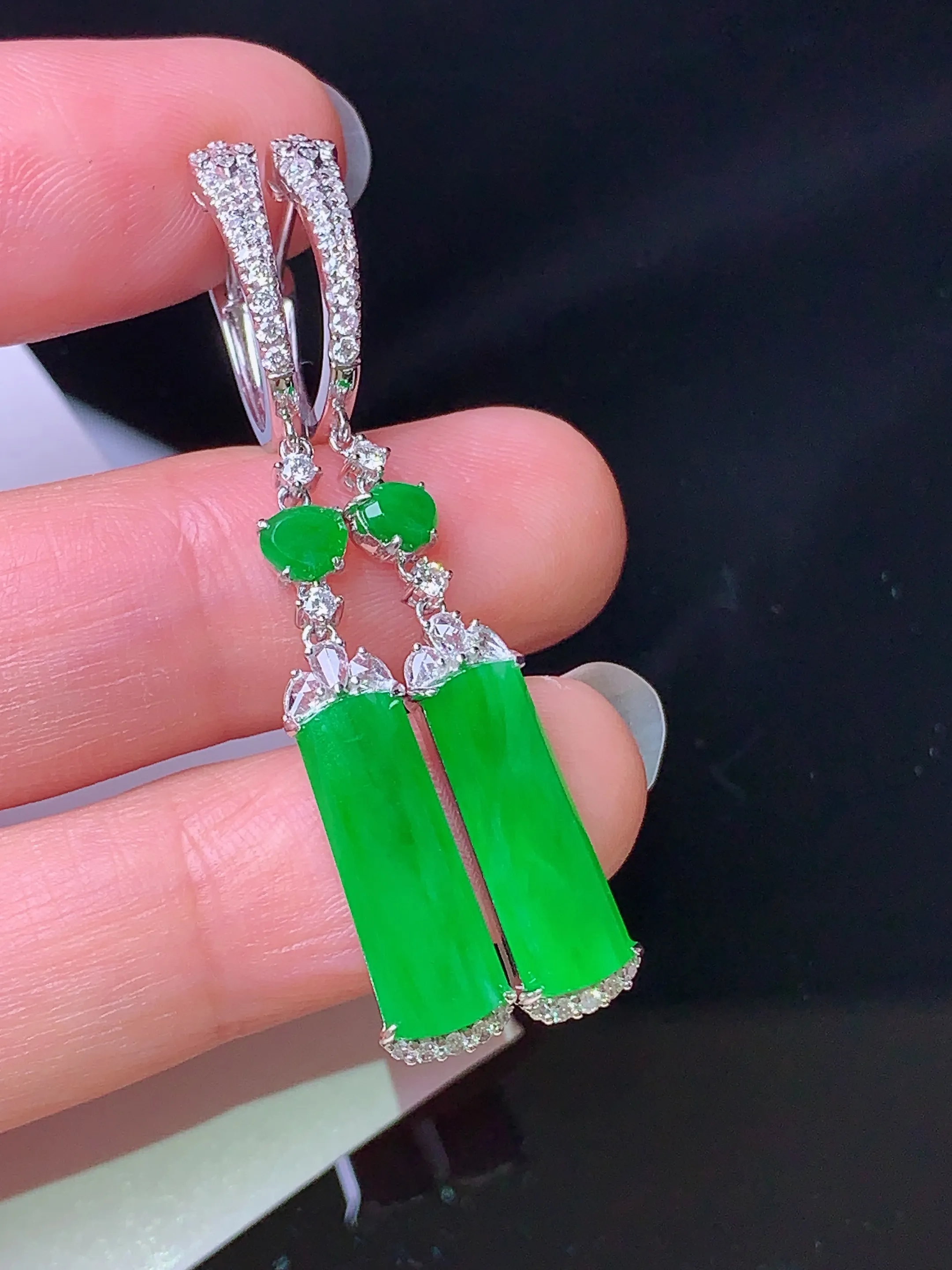 18k金钻镶嵌满绿无事牌耳坠 玉质细腻 色泽清新艳丽 整体尺寸46.6*6.8*4