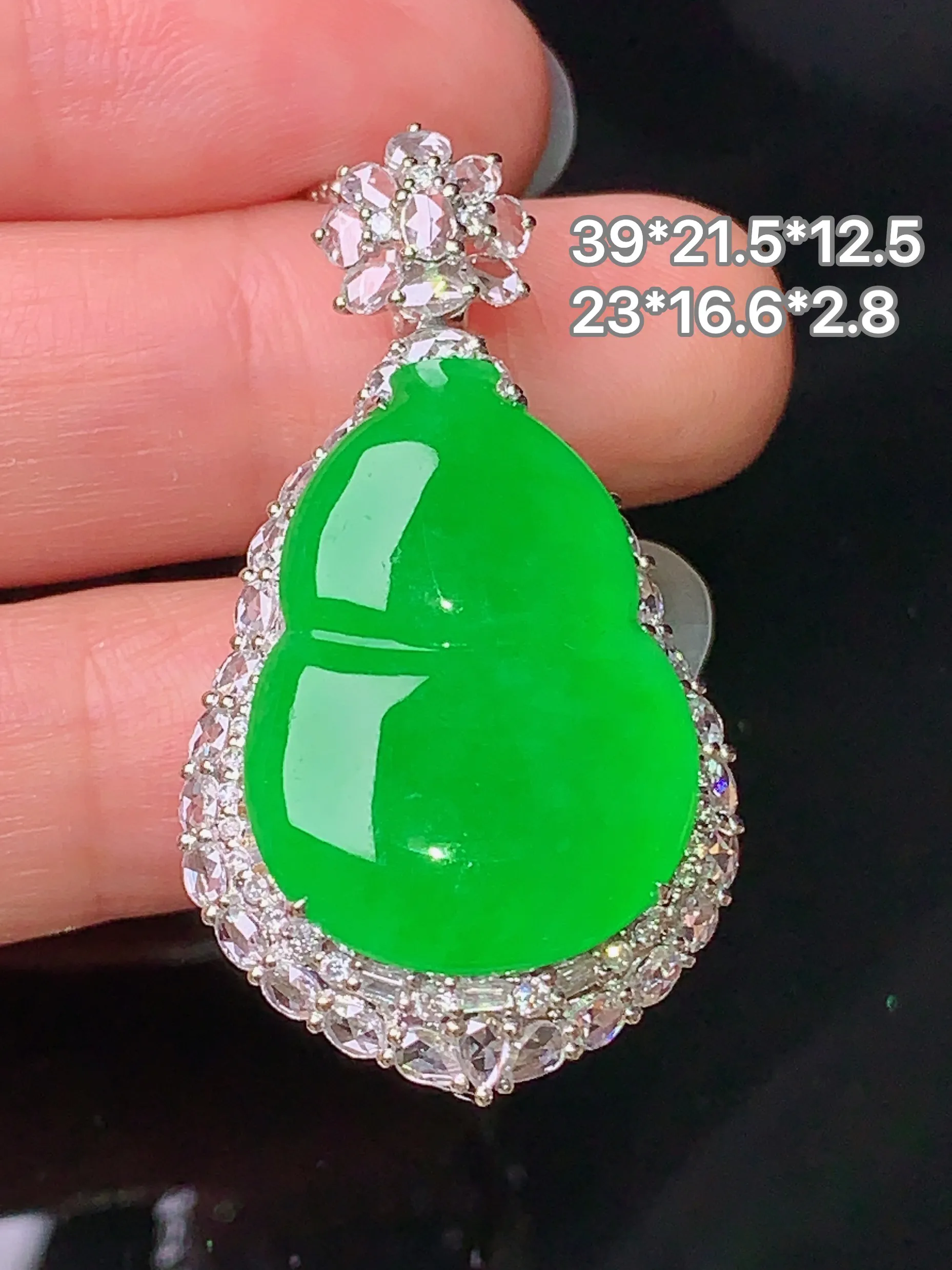 18k金钻镶嵌满绿葫芦吊坠 玉质细腻 色泽清新艳丽 整体尺寸39*21.5*12.5