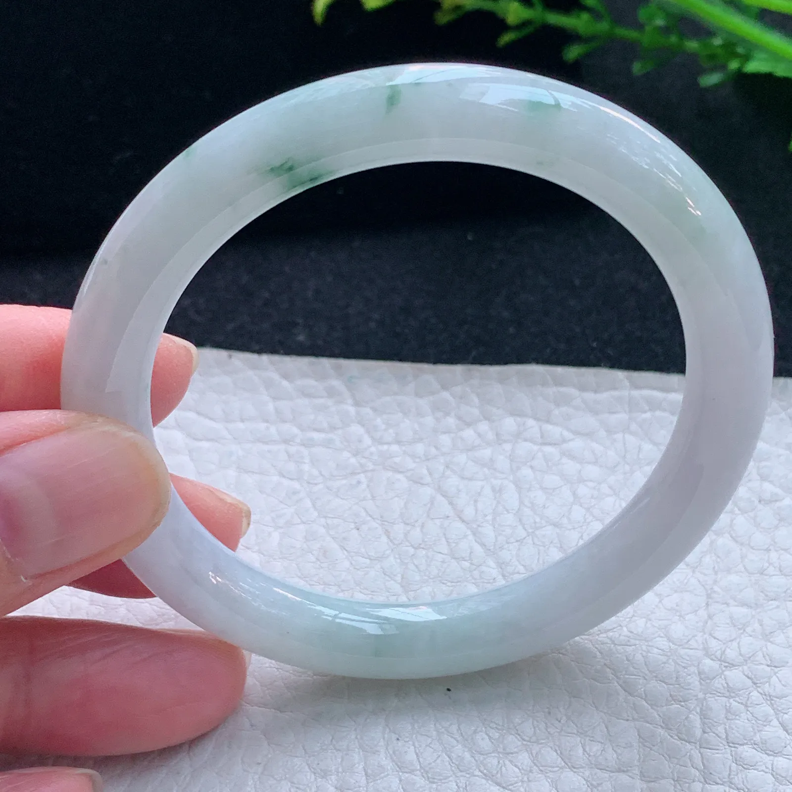 z自然光55*8.6美人镯 天然缅甸翡翠飘花圆条玉手镯 珠宝叮当镯