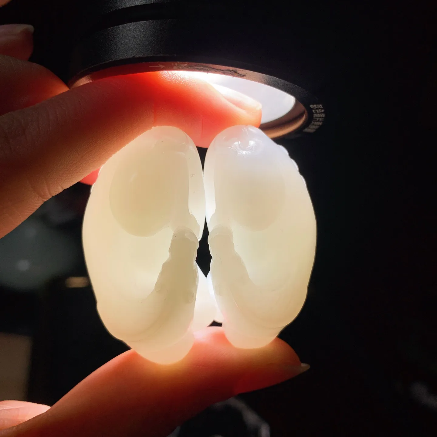 一对新疆和田玉羊脂白马到成功马挂件。尺寸46/25/21重31.8克。玉质细腻油润。手推出油。佩戴高端典雅。lt251115