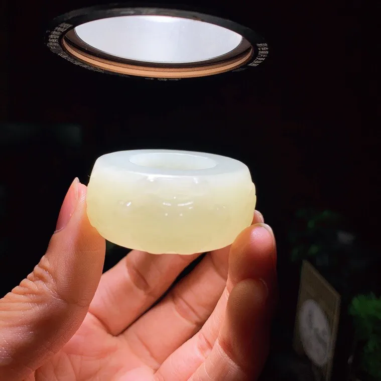 新疆和田玉守护心经扳指。内经22尺寸19/43/16重51.8克。玉质细腻油润。手推出油。佩戴高端典雅。lt251115