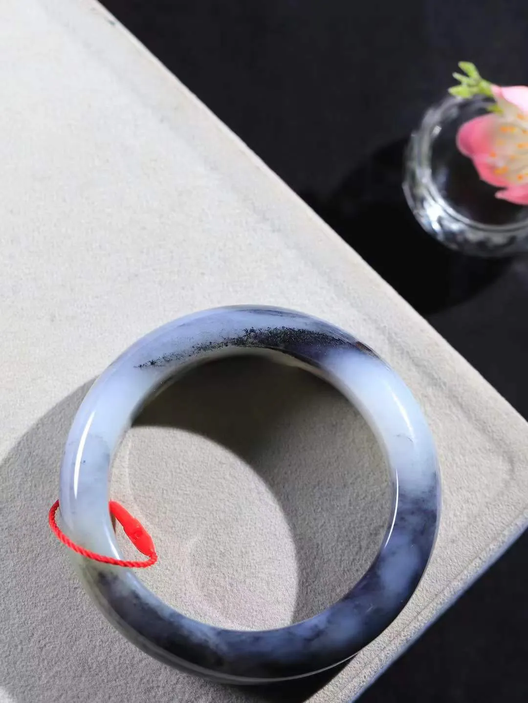 【籽.水墨风情.手镯】

新疆和田籽料青花手镯 玉质细腻饱满，镯型大气，脂感油润。青花晕染轻淌，让人迷醉其中，就如身在云雾飘渺的群山之中，雾气升腾～重98.3克 尺寸58.5-17.8-10.6mm FDT-77110700