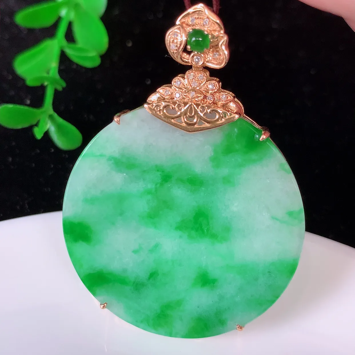 自然光实拍，18K金镶嵌水润飘绿翡翠平安无事牌吊坠，平平安安，无事牌翠色灵动，佩戴平安时尚！#00.12整体46*33.5*5.6裸裸33.5*33.5