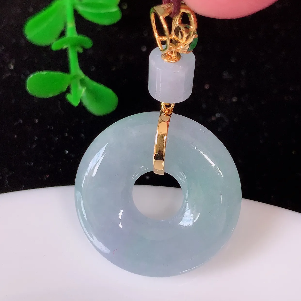 自然光实拍，18K金镶嵌水润春带彩翡翠平安扣吊坠，玉扣，冰润光泽，寓意平平安安，平安扣佩戴时尚漂亮！#00.12整体38.5-23-6.6裸石23*23