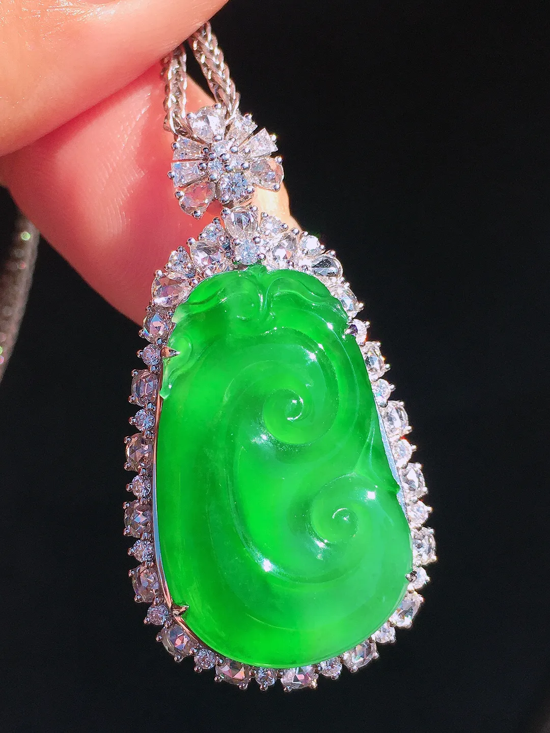 阳绿如意吊坠，色泽均匀艳丽，玉质细腻，荧光感超
强，饱满圆润，尽显优雅气质，18k
金豪华镶嵌