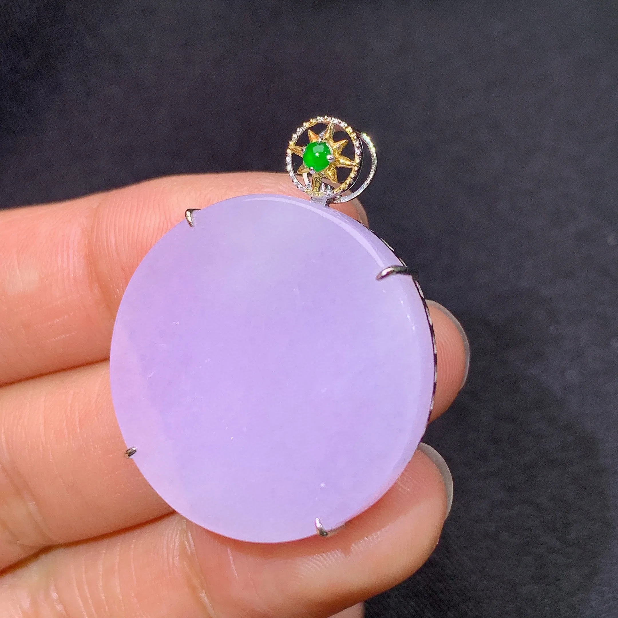 冰紫罗兰圆牌吊坠，18k金镶嵌，温润细腻，颜色鲜艳，整体尺寸33.1*26.5*5.8