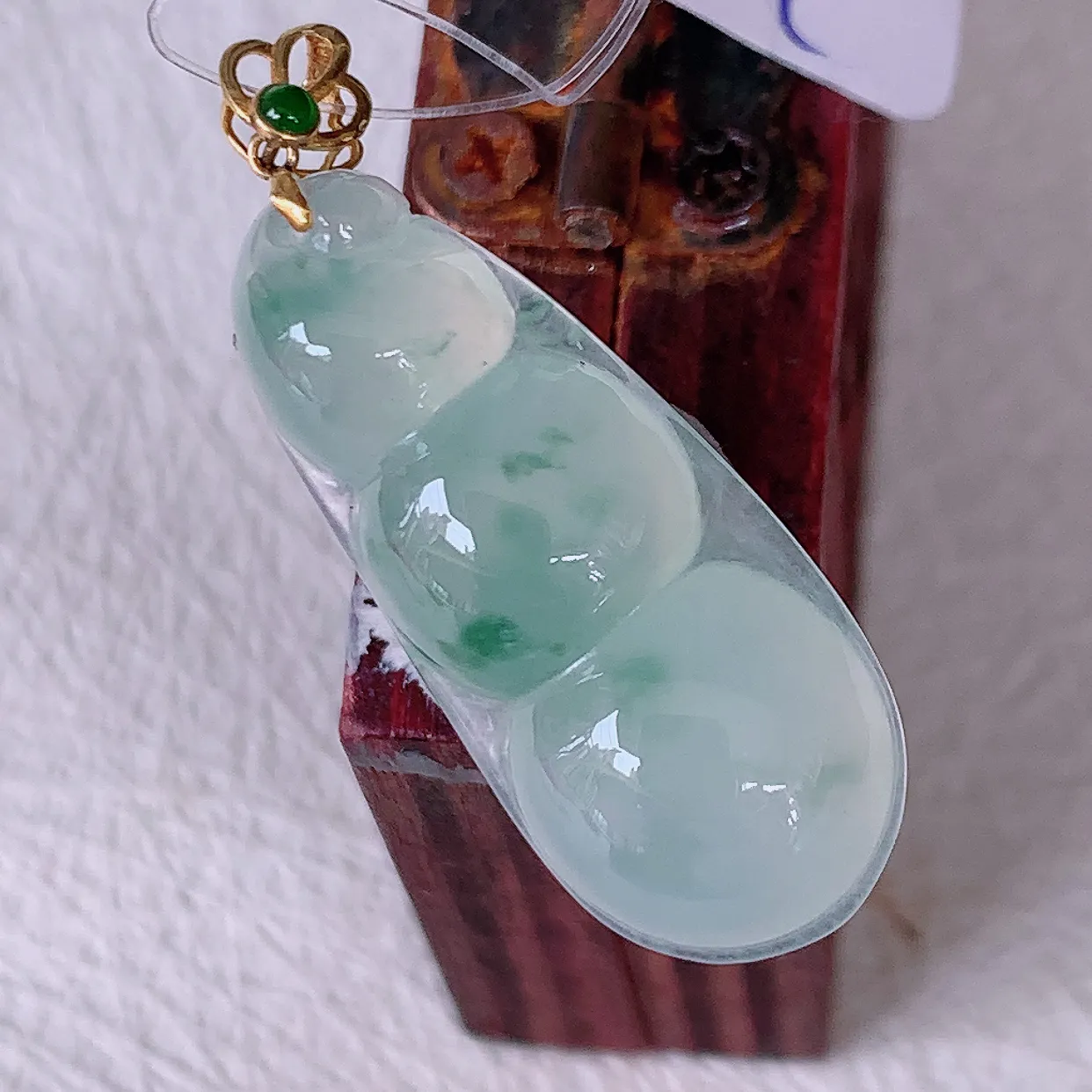 18K金镶嵌冰种飘花翡翠四季豆吊坠，平安豆福豆玉坠，冰润通透，豆粒饱满，寓意：豆蔻年华！#49.12整体31裸石25.5-11.5*5.2