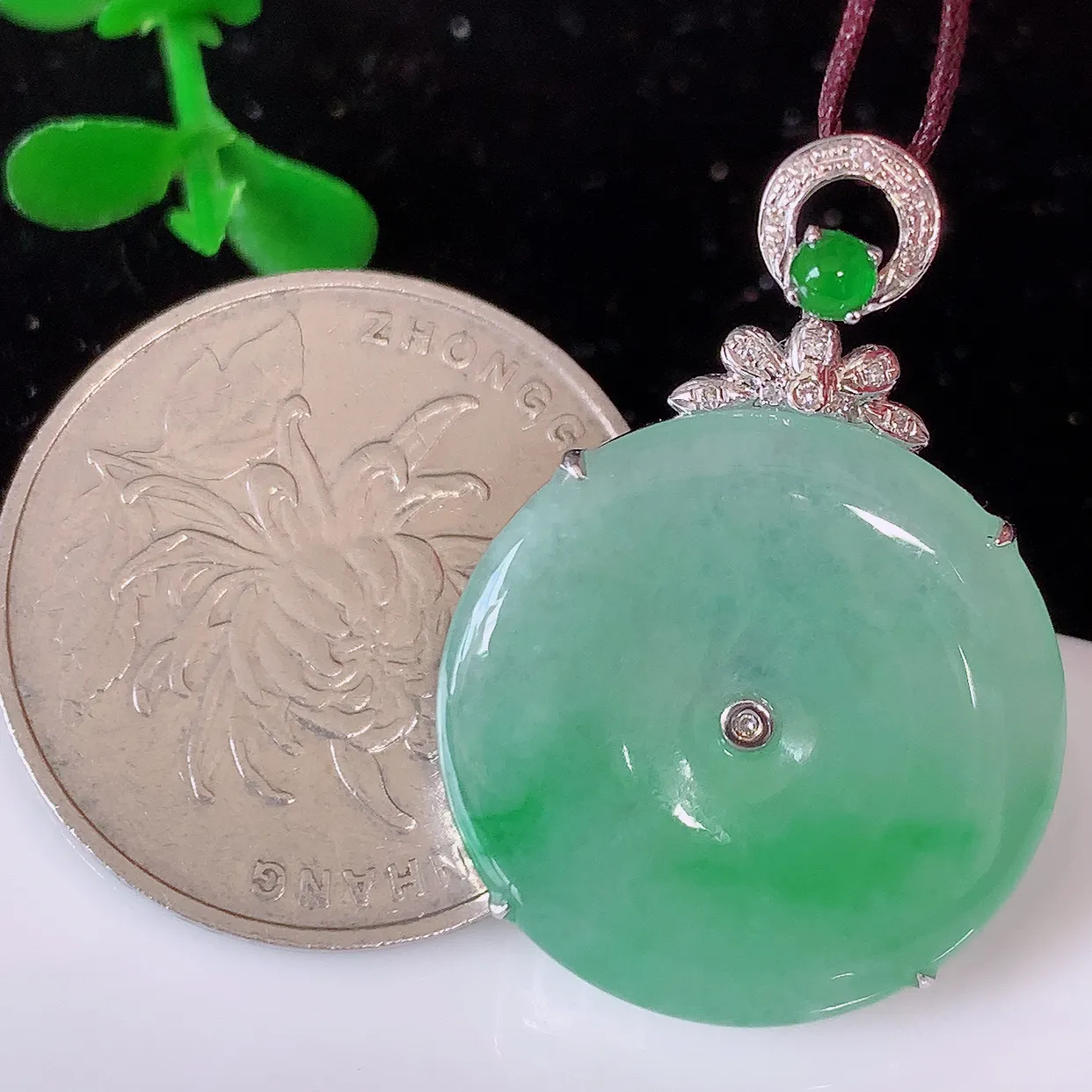 自然光实拍，18K金镶嵌冰种飘绿翡翠平安扣吊坠，玉扣，冰润光泽，寓意平平安安，平安扣佩戴时尚漂亮！#00.12整体30-21-6裸石21-21