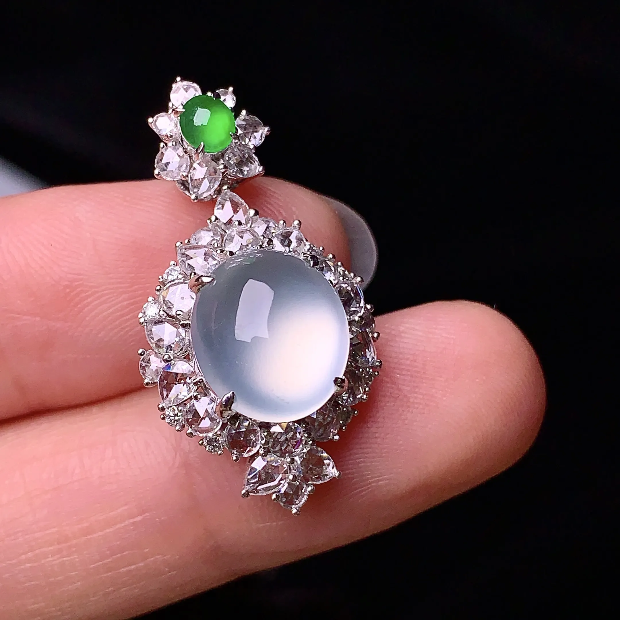 18k金钻镶嵌冰种蛋面吊坠 玉质细腻 色泽清新艳丽 整体尺寸28.2*15.2*10.3