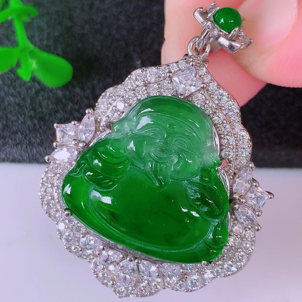冰透满绿翡翠925银镶嵌财神爷吊坠，自然光实拍，翠色灵动，颜色漂亮，种老水足，品相佳，佩戴佳品！#9