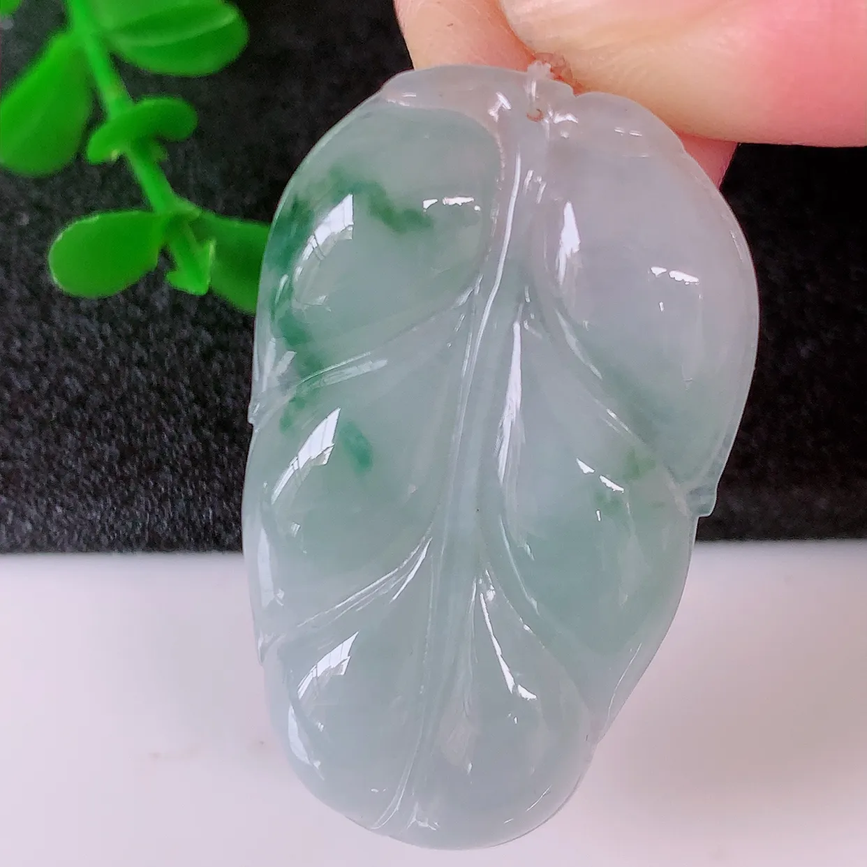 自然光实拍，冰种飘花翡翠叶子吊坠 ，种水足，色泽清新，工艺精湛，叶子寓意美好；金枝玉叶，事业有成。#49.12