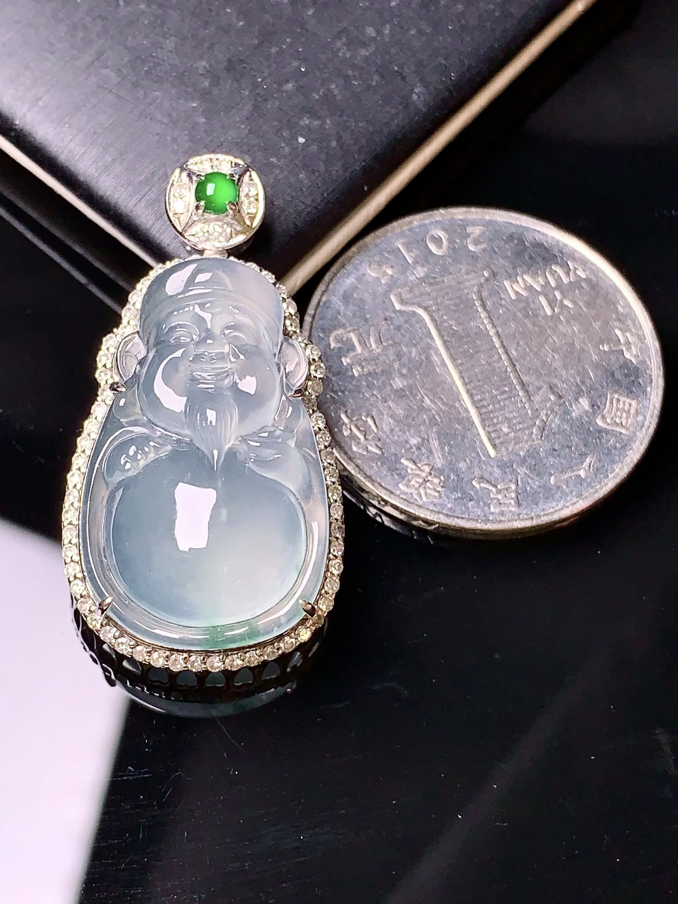 18k金钻镶嵌冰种财神吊坠 玉质细腻 色泽清新艳丽 整体尺寸33*17.3*9.8