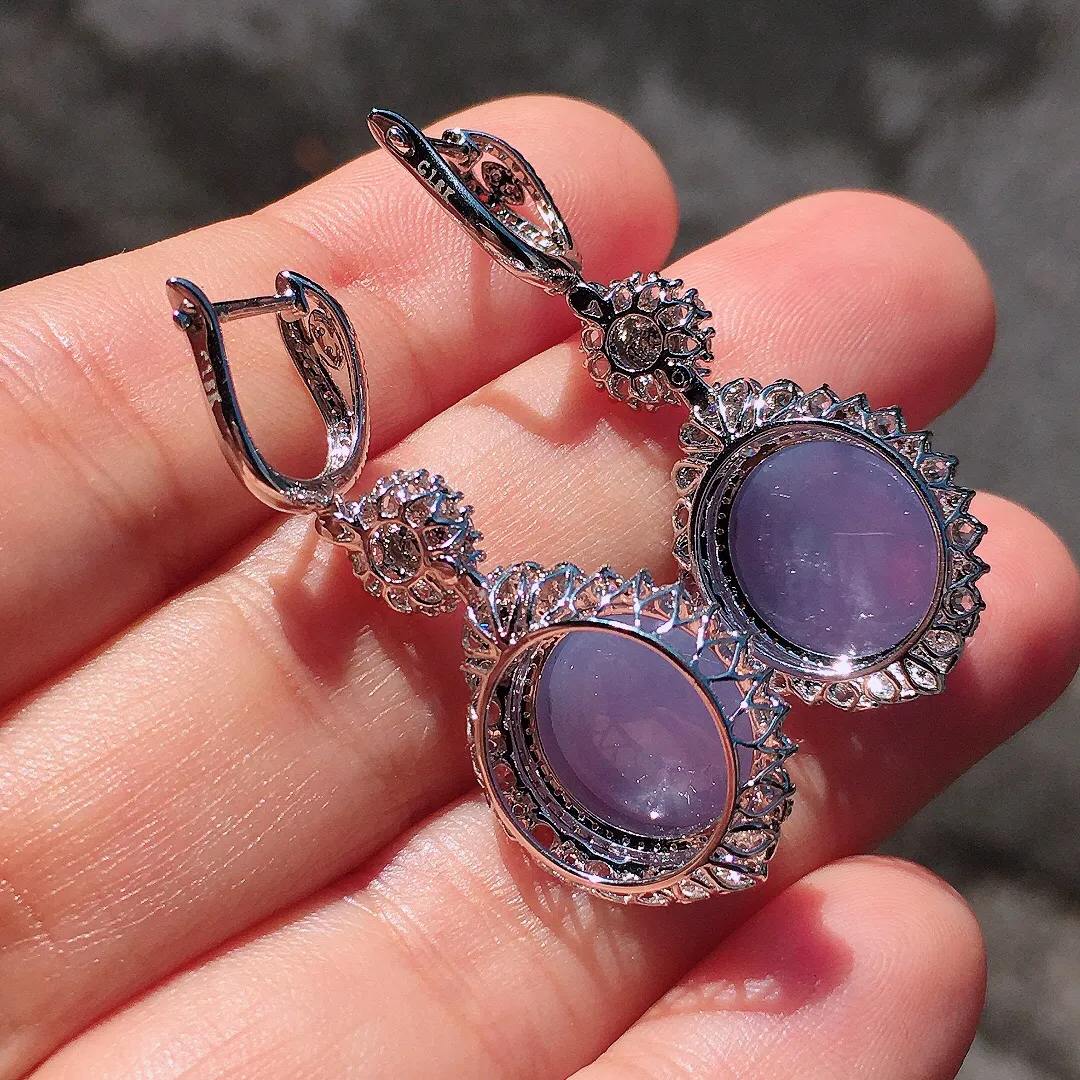 紫罗兰蛋面耳坠，色泽均匀艳丽，玉质细腻，荧光感超
强，饱满圆润，尽显优雅气质，18k
金豪华镶嵌