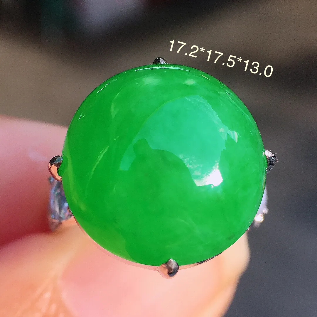 阳绿蛋面戒指，色泽均匀艳丽，玉质细腻，荧光感超
强，饱满圆润，尽显优雅气质，18k
金豪华镶嵌