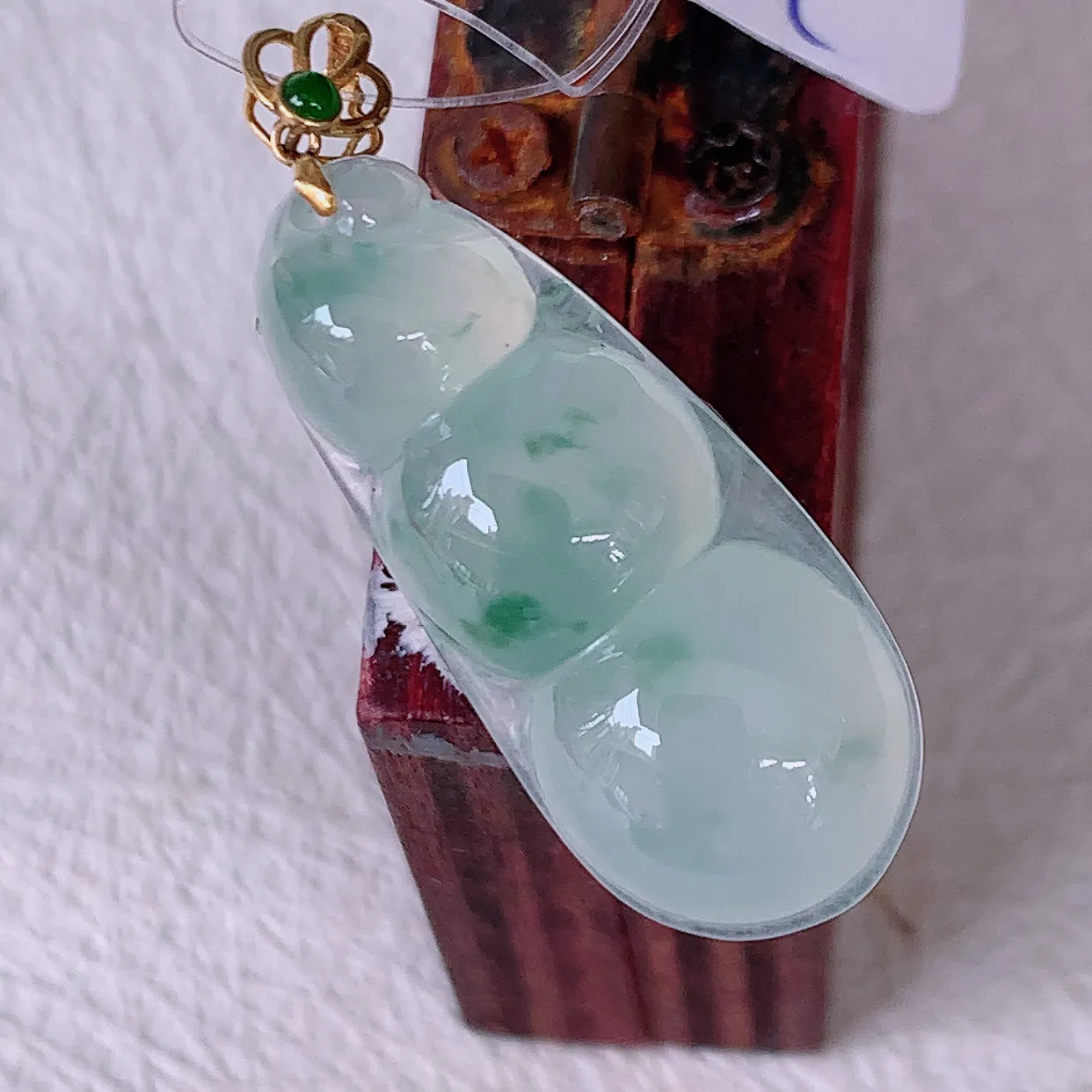 18K金镶嵌冰种飘花翡翠四季豆吊坠，平安豆福豆玉坠，冰润通透，豆粒饱满，寓意：豆蔻年华！#49.12整体31裸石25.5-11.5*5.2