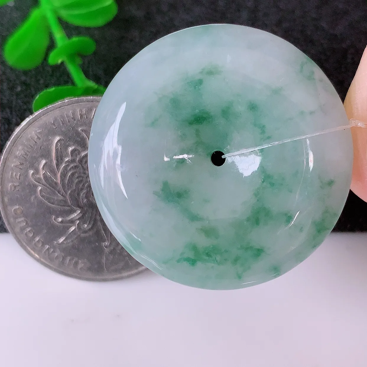 自然光实拍，冰胶飘花翡翠平安扣吊坠，翠色灵动，种老水足，寓意好，品相佳，佩戴佳品！#49.12