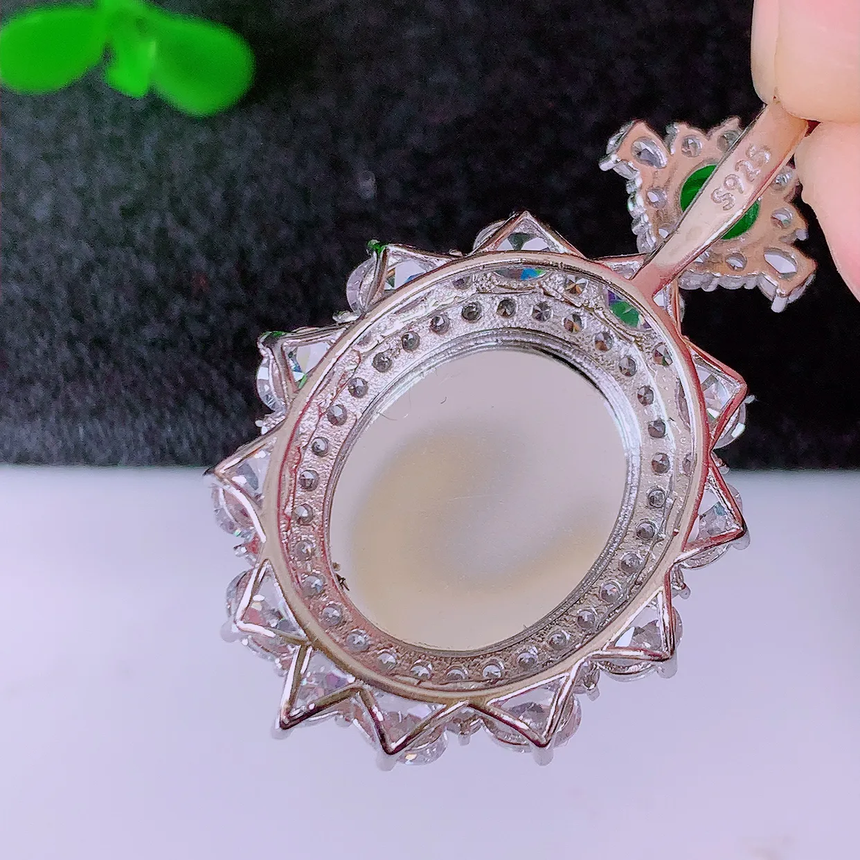 大颗冰透满绿翡翠蛋面925银镶嵌吊坠，自然光实拍，翠色灵动，颜色漂亮，种老水足，品相佳，佩戴佳品！#98.12整体35*22*12.2裸石15-12.5