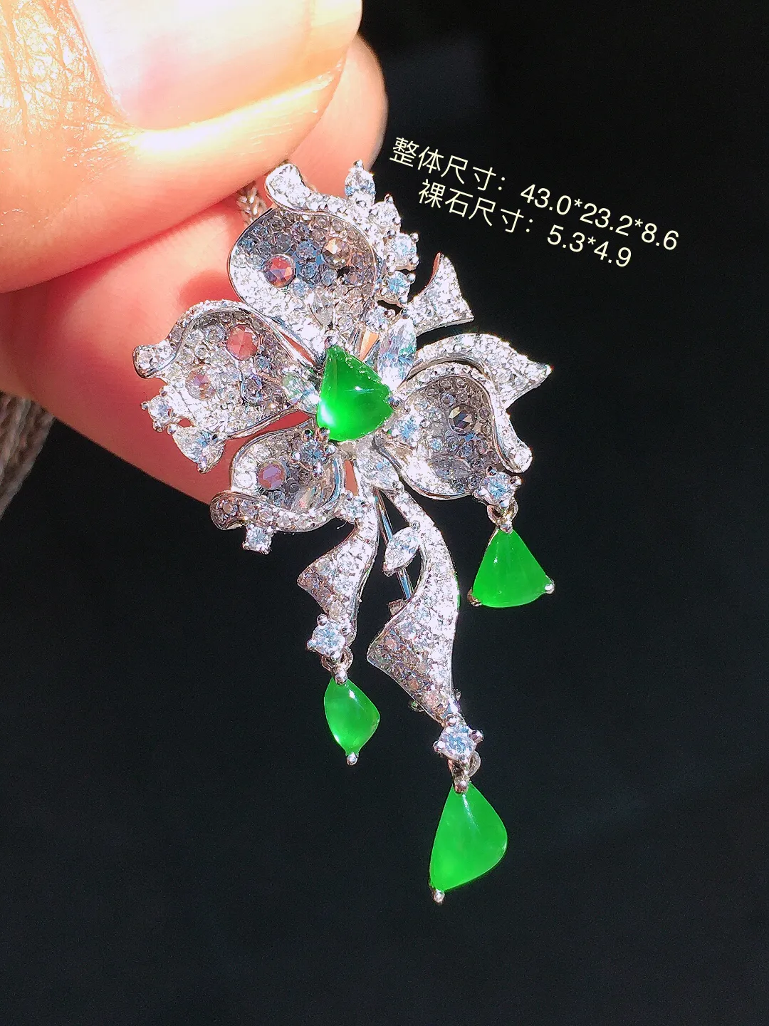 阳绿水滴胸针/吊坠两用款，色泽均匀艳丽，玉质细腻，荧光感超
强，饱满圆润，尽显优雅气质，18k
金豪华镶嵌