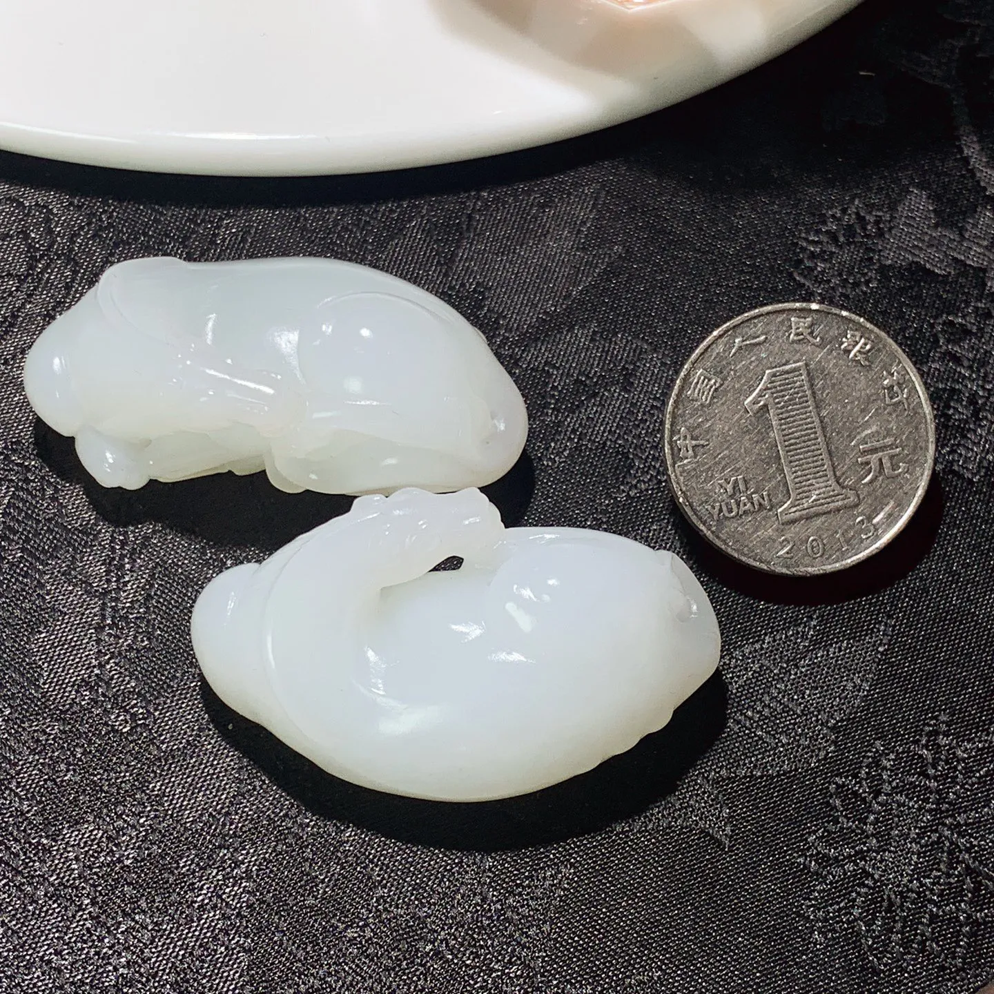 一对新疆和田玉羊脂白马到成功马挂件。尺寸46/25/21重31.8克。玉质细腻油润。手推出油。佩戴高端典雅。lt251115
