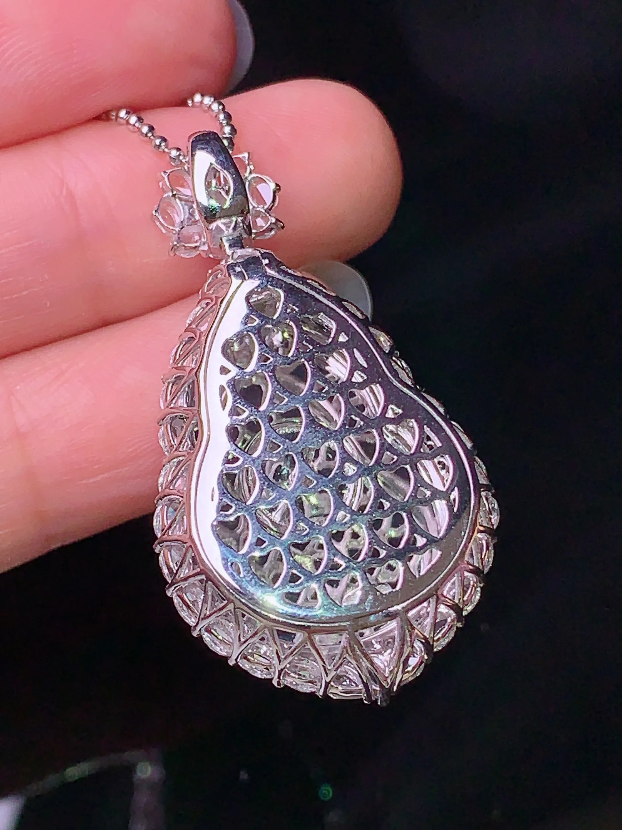 18k金钻镶嵌满绿葫芦吊坠 玉质细腻 色泽清新艳丽 整体尺寸39*21.5*12.5