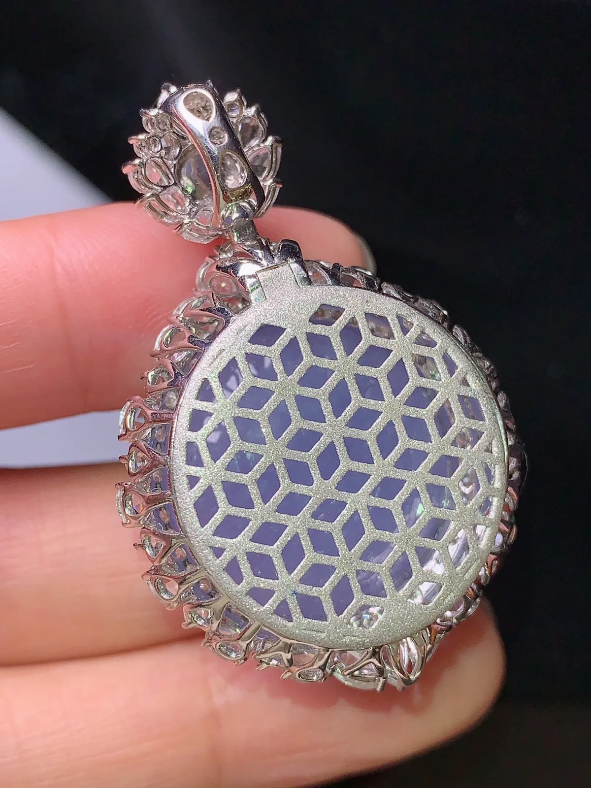 18k金钻镶嵌紫罗兰蛋面吊坠 玉质细腻 色泽清新艳丽 整体尺寸42.5*27.6*20