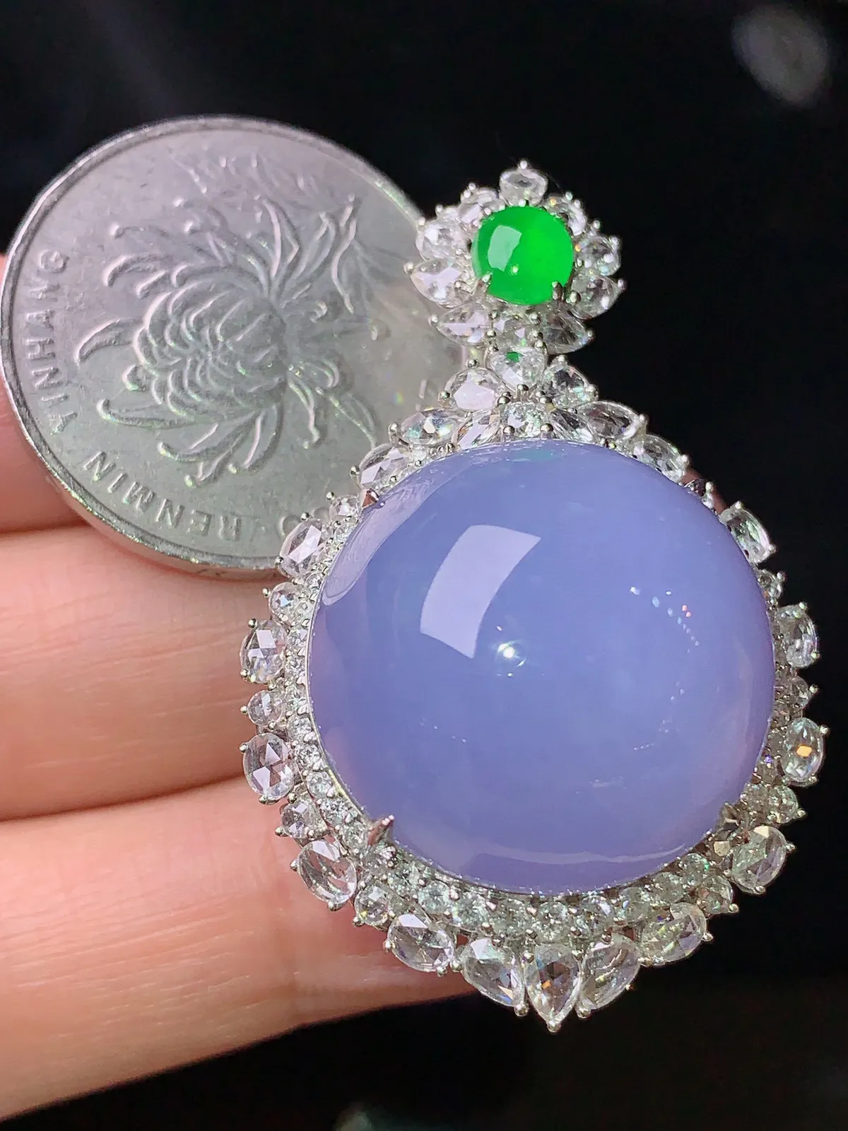 18k金钻镶嵌紫罗兰蛋面吊坠 玉质细腻 色泽清新艳丽 整体尺寸42.5*27.6*20