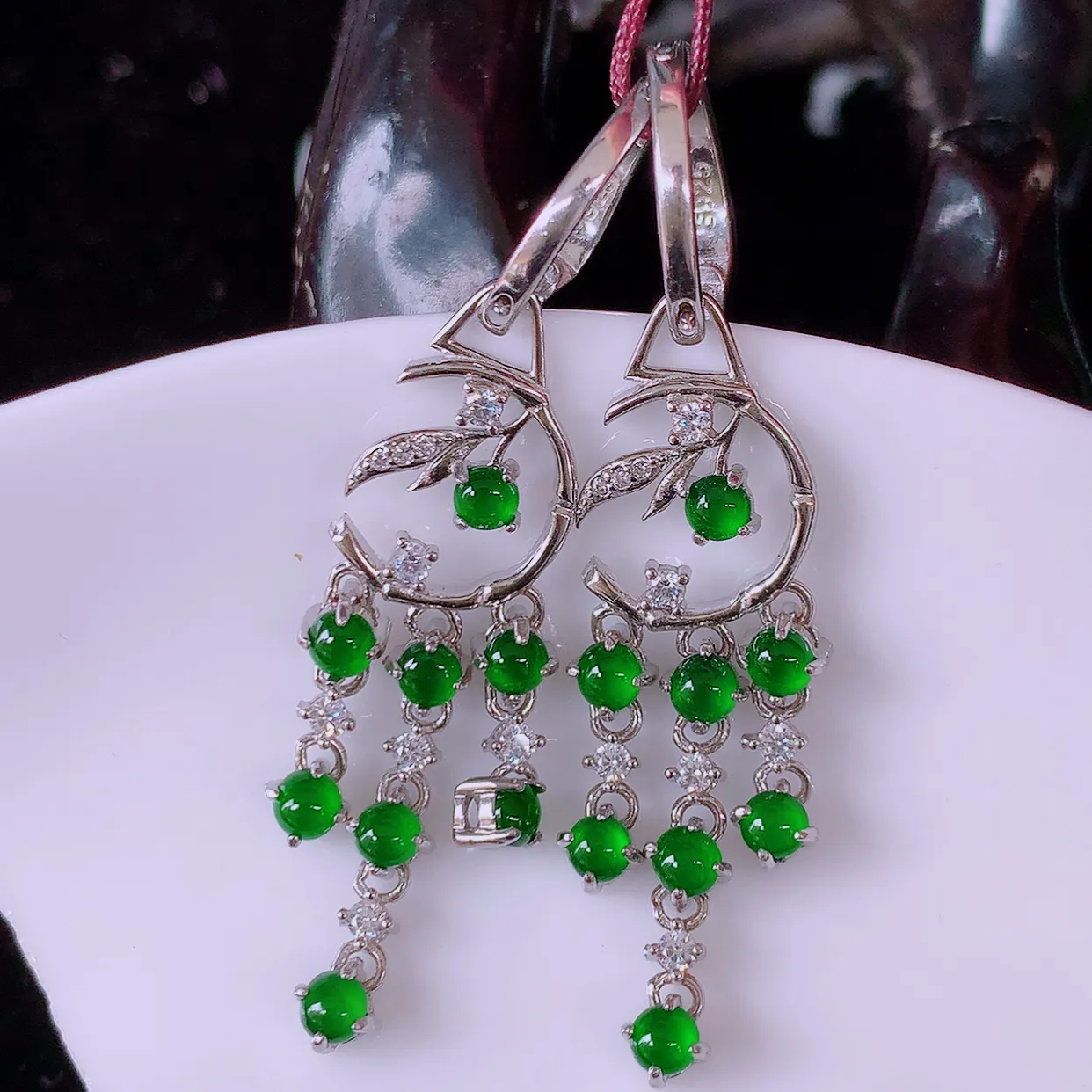 冰透满绿翡翠925银镶嵌耳坠，自然光实拍，翠色灵动，颜色漂亮，种老水足，品相佳，佩戴佳品！#98.12整体45.5-11*4裸石2.8*2.8