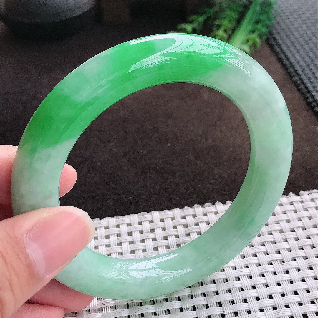 天然a货翡翠59/11.9/12.2老坑精美飘阳绿圆条手镯翡翠玉手镯