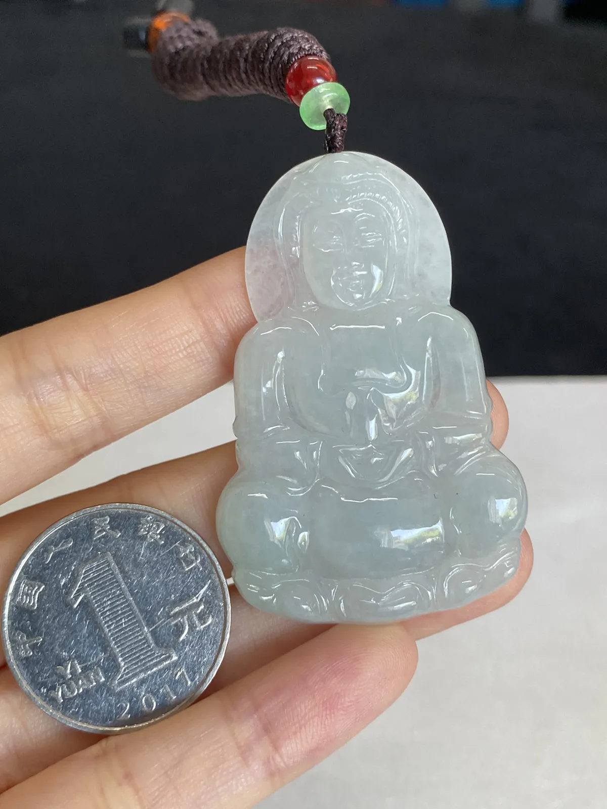 翡翠冰糯种淡绿色吊坠，配珠未测